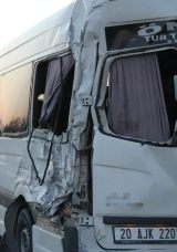 Denizli'de Kamyon, Emniyet Şeridinde Bekleyen İş&ccedil;i Servisine &Ccedil;arptı: 1 Kişi Hayatını Kaybetti