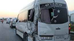 Denizli'de Kamyon, Emniyet Şeridinde Bekleyen İşçi Servisine Çarptı: 1 Kişi Hayatını Kaybetti