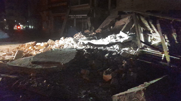 Deprem Sındırgı’yı Yeniden Vurdu: 6.1 Büyüklüğünde 22 Yaralı… Halk Sokakta Gece Geçirdi