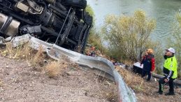 Devrilen TIR’da Sıkışan Sürücü İki Saatte Kurtarıldı