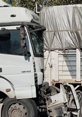 Diyarbakır'da Facianın Eşiğinden D&ouml;n&uuml;ld&uuml;: Freni Patlayan TIR Başka Bir TIR'a B&ouml;yle Saplandı!