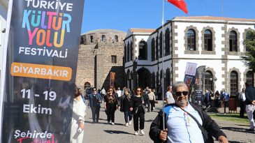 Diyarbakır'da K&uuml;lt&uuml;r Yolu Festivali'ne Yoğun İlgi: Geldiğimiz İ&ccedil;in &Ccedil;ok Mutluyuz