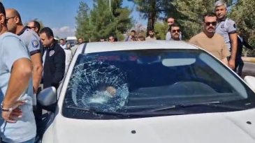 Diyarbakır'da Rojin Kabaiş İ&ccedil;in D&uuml;zenlenen Y&uuml;r&uuml;y&uuml;şte Kazaya Neden Olan otomobil, &Ouml;ğrenciye &Ccedil;arptı