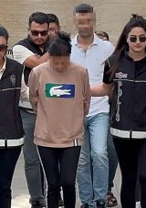 D&uuml;nya Kadınlar G&uuml;n&uuml;'nde &Ccedil;i&ccedil;ek Teslim Makbuzu &Uuml;zerinden Dolandırıcılık: 1'i Kadın 3 Ş&uuml;pheli Tutuklandı