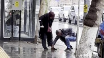 Duygu dolu anlar kamerada! Annesinin ayaklarına eğildi, elleriyle temizledi