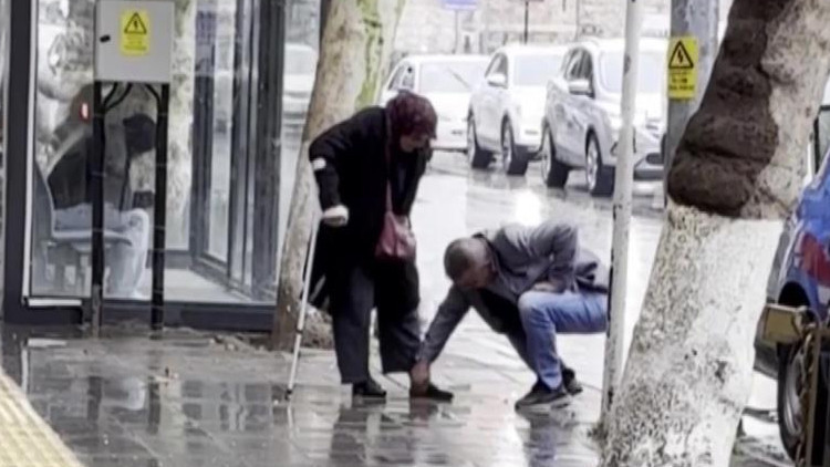 Duygu Dolu Anlar Kamerada: Annesinin Ayaklarını Ellerİyle Temizledi