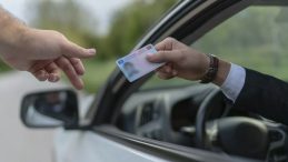 EHLİYET YENİLEMEDE SON GÜN YAKLAŞIYOR! Eski Tip Sürücü Belgeleri İçin Yenileme Ücreti Nedir, Nasıl Yenilenir?