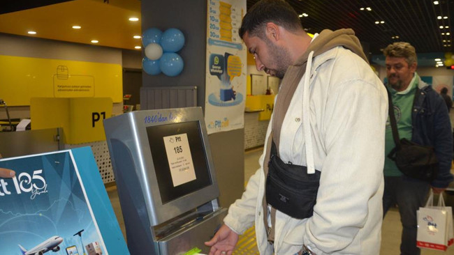 Ehliyetini yenilemek için gitti, günün talihlisi oldu! 185 numarası ile kazandı