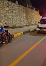 Ehliyetsiz Motosiklet S&uuml;r&uuml;c&uuml;s&uuml; Kaza Ge&ccedil;irdi: 1 Kişi Hayatını Kaybetti, 1 Kişi Ağır Yaralı