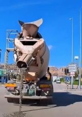 Elazığ'da Kırmızı Işıkta Kameraya Yansıdı: Beton Mikseri Trafigi B&ouml;yle Tehlikeye Attı!