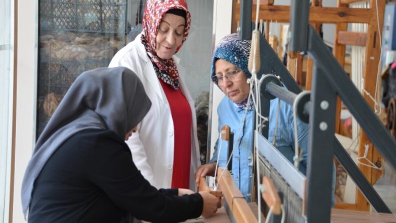 Emekli Kadın, Sandıktaki Ehramı Çıkararak Diğer Kadınlara İş İmkanı Sağladı