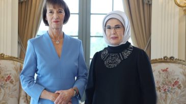 Emine Erdoğan, Almanya Başbakanı Merz'in eşiyle Millet K&uuml;t&uuml;phanesi'ni ziyaret etti