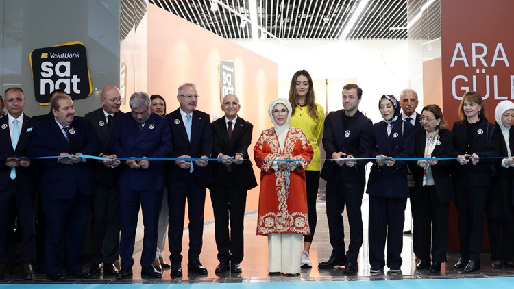 Emine Erdoğan, VakıfBank Sanat Galerisi'nin açılışına katıldı