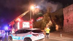 Fatih'te İki Katlı Metruk Bina Alev Alev Yandı