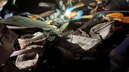 Feci kaza! Genç şoför kağıda dönen arabada sıkıştı