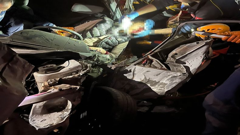 Feci kaza! Genç şoför kağıda dönen arabada sıkıştı