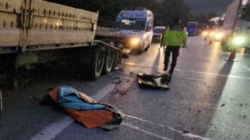 Feci kaza! Lastiği değiştirirken tır &ccedil;arptı, hayatını kaybetti