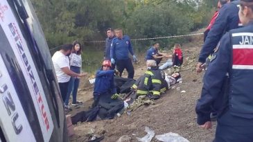Feci Kaza… Tur Midib&uuml;s&uuml; Devrildi: 1 &Ouml;l&uuml;, 32 Yaralı