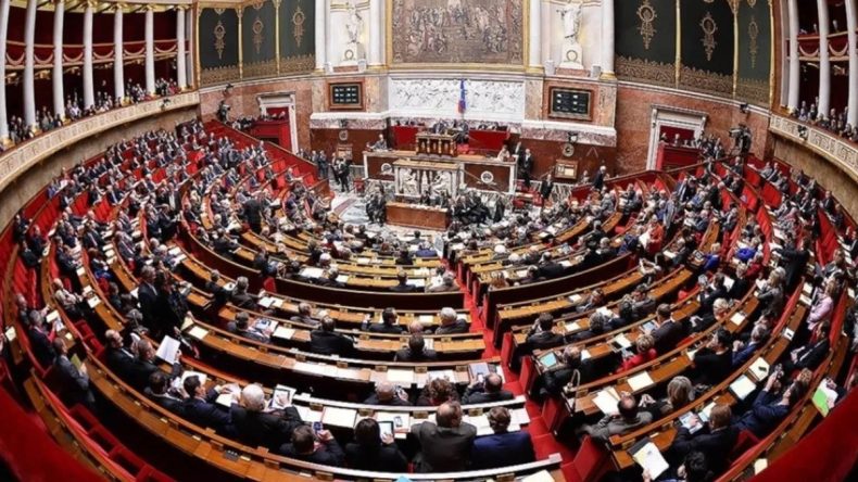 Fransa’da Hükümet Gücünü Korudu: İki Gensoru Önergesi Reddedildi