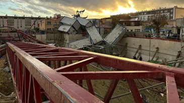 Fransa&rsquo;yı Hortum Vurdu: Vin&ccedil;ler Devirdi, Ağa&ccedil;lar S&ouml;k&uuml;ld&uuml;