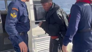 G&ouml;&ccedil;men Botundan D&uuml;şen Kişi Ege Denizi'nde 12 Saat Hayatta Kalmayı Başardı