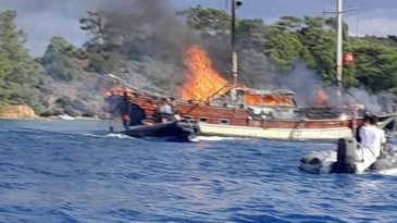 G&ouml;cek'te Tekne Yangını