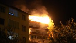 Gümüşhane'de Endişe Yaratan Yangın! 4 Katlı Bina Alev Alev Yandı