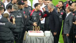 Hakan Çalhanoğlu'na 100. maç sürprizi!