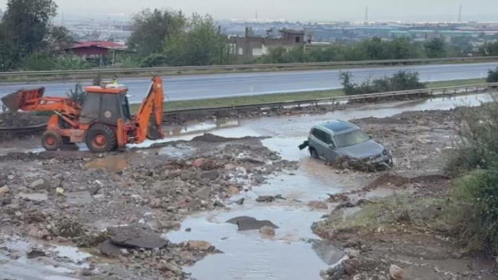 Hatay'da Heyelanın Kapatıldığı Otoyolda Araçlar Mahsur Kaldı