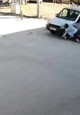 Hatay'da Motosiklet ile Ara&ccedil; &Ccedil;arpıştı: Kaskı Sayesinde Hayata Tutundu! Kaza Anı Kamerada