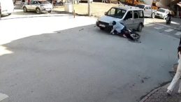 Hatay'da Motosiklet ile Araç Çarpıştı: Kaskı Sayesinde Hayata Tutundu! Kaza Anı Kamerada