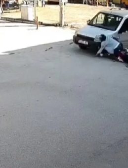 Hatay'da Motosiklet ile Araç Çarpıştı: Kaskı Sayesinde Hayata Tutundu! Kaza Anı Kamerada