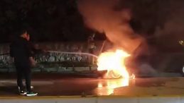 Hatay'da Otomobil Alevlere Teslim Oldu: Karşı Yoldan Gelen Mikser Sürücüsünden Hızlı Müdahale!