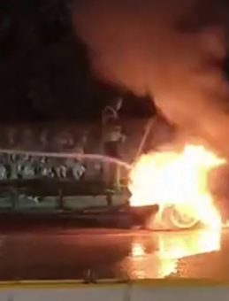 Hatay'da Otomobil Alevlere Teslim Oldu: Karşı Yoldan Gelen Mikser Sürücüsünden Hızlı Müdahale!