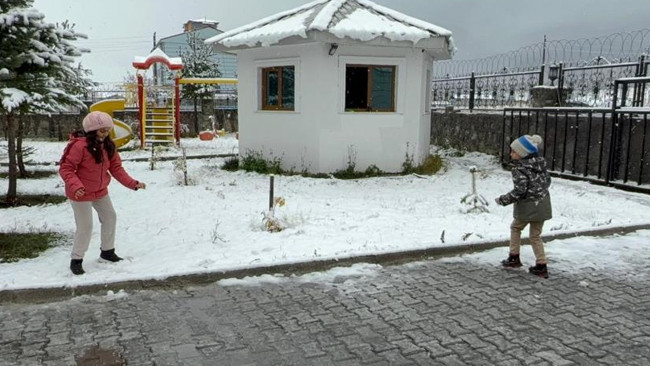Hava Sıcaklığı Eksi 8 Dereceyi Gördü! Kar Yağışı Başladı | Çocuklar Karın Keyfini Çıkardı