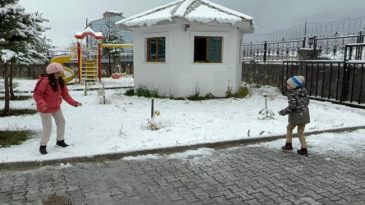 Hava Sıcaklıkları Hızla D&uuml;ş&uuml;yor! Kar Yağışı Başladı | Kar Kalınlığı 20 Santimetreye Ulaştı