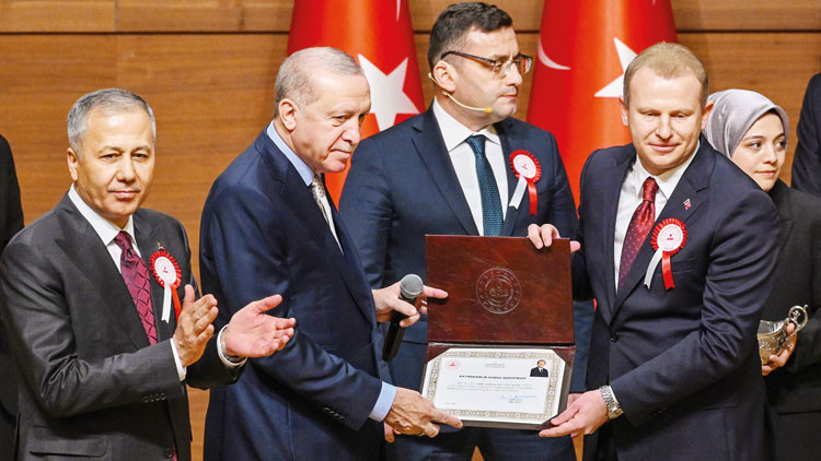 İdarecilere: Kibirden uzak durun