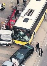 İETT Şof&ouml;r&uuml; ile Motosikletli Kavgası Faciayla Sona Erdi: 1 &Ouml;l&uuml;, 4 Yaralı