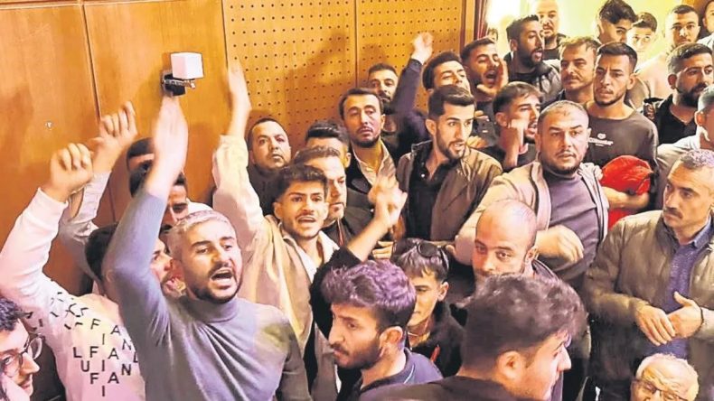 İl Kongresinde Yumruklar Havada U&ccedil;uştu