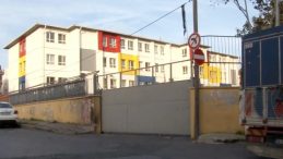 İlkokul Öğrencilerinin Eğlencesi Korkuya Dönüştü: Kapı Üzerlerine Düştü!