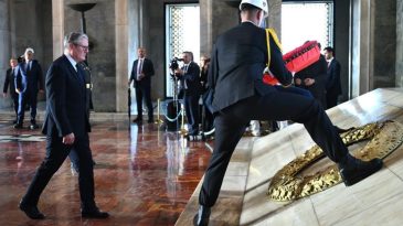 İngiltere Başbakanı Starmer, Anıtkabir'i ziyaret etti