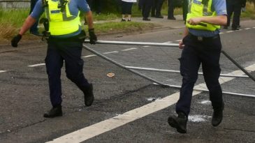 İrlanda&rsquo;da G&ouml;&ccedil;men Karşıtı Protestolar Şiddetlendi: Polis Aracı Ateşe Verildi