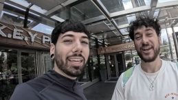 İspanyol Youtuber'a Beyoğlu’nda kabusu yaşattılar… Darbedip pet şişe fırlattılar