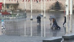 İstanbul g&uuml;ne yağmurla başladı