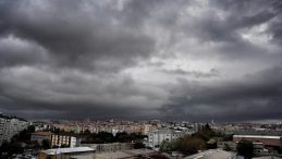 İstanbul'da Gökyüzü Karardı! Bulutların Geçişi Fotoğraflara Yansıdı