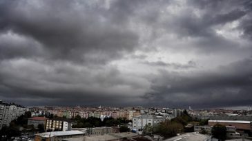 İstanbul'da G&ouml;ky&uuml;z&uuml; Karardı! Bulutların Ge&ccedil;işi Fotoğraflara Yansıdı