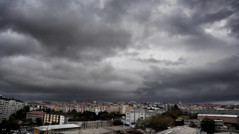 İstanbul'da Gökyüzü Karardı! Bulutların Geçişi Fotoğraflara Yansıdı