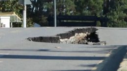 İstanbul'da inşaat çalışması esnasında yol çöktü