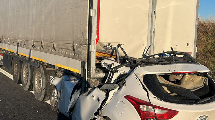 İstanbul'da Korkunç Kaza! Otomobil TIR'ın Altına Girdi: 1 Kişi Hayatını Kaybetti