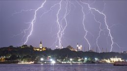 İstanbul'da Şimşekler Geceyi Aydınlattı
